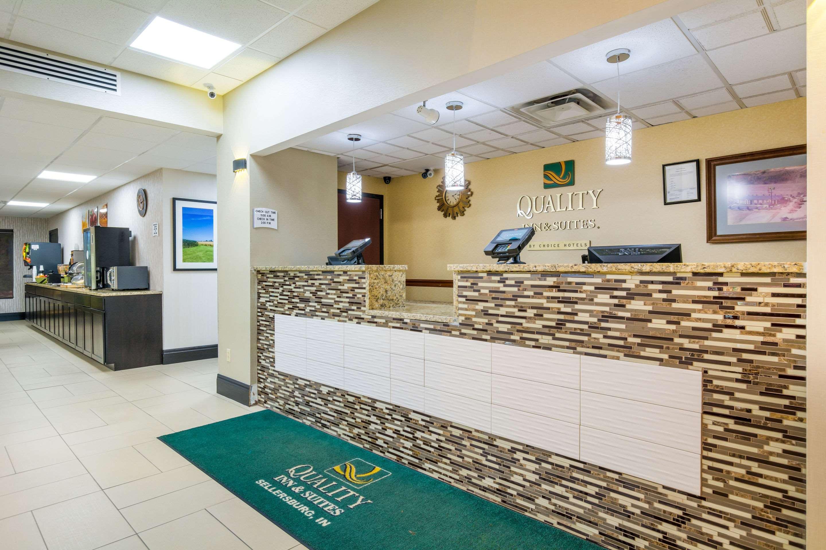 Quality Inn & Suites Sellersburg Exterior foto